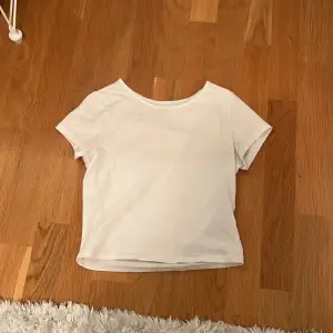 En vit lite kortare t-shirt från H&M. Säljer pga att den är för liten. Nypris:ca 60kr. Kontakta mig för fler bilder!👍🏻