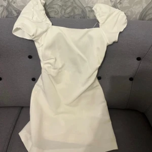 Vit student klänning - Jag säljer en helt ny och oandvänd klänning ifrån Zara som har prislappen kvar. Klänningen är i storlek Xs/34 och passar bra till studenten. 