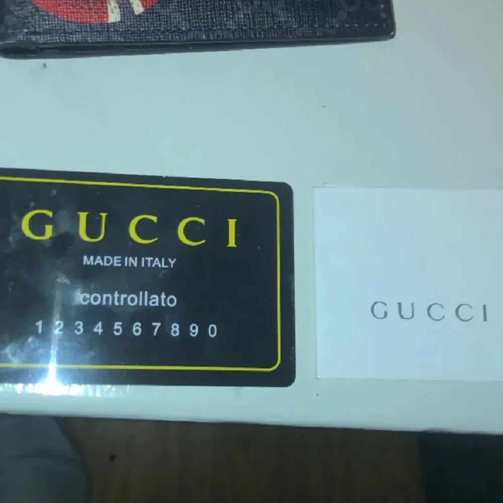 Gucci plånbok 1:1 aldrig använd men har visat för vänner dom tror det är riktig enkel att resella😭. Övrigt.