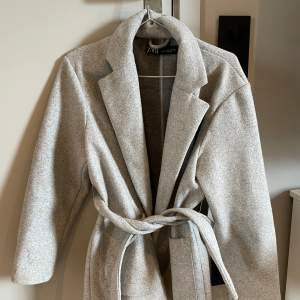 Superfin grå kappa med knytning från Zara. Storlek S 