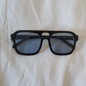 Nya Solglasögon från Ginatricot - Säljer dessa coola solglasögon från Ginatricot. Inköpta förra sommaren. De har inte kommit till stor användning då jag har många andra par.   Jag kan skicka dem med brev via postnord eller mötas upp i Borås🌸