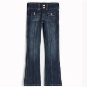 Lågmidjade Jeans - Säljer dessa jeans från hm då de inte används. Väldigt fint skick och det är resår i midjan så man kan anpassa❣️storlek 158 men passar mig som har XS och är 160cm lång. Passar någon som är ca 162 och under. skriv för bättre bilder💕