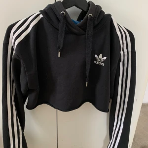 Adidas croppad hoodie - Adidas croppad hoodie Var en klänning en gång i tiden men klippt av den. Strl 34