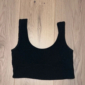 Basic ribbad topp Ginatricot  - En vanlig ribbad topp från Gina.