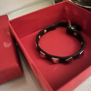Valentino armband -  Jag använder den inte längre, den är helsvart men den är silvrig runt nitarna på grund av Dess tidigare färg. Jag tycker dock att det är mycket coolare när den är silvrig o svart. 