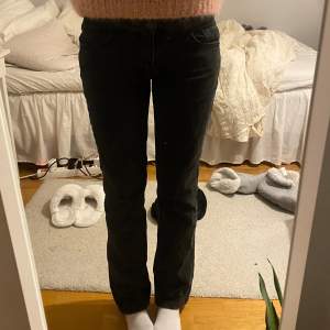 Svarta low jeans från stradivarius med assnygg tvättad wash🐆 Säljer då de är lite korta på mig som är 175  men annars är de verkligen 10/10  • midjemått 39 cm (lågmidjat), innebenslängd 79 cm