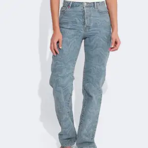 Wide jeans 530 till salu endast prövade men aldrig använda. Beställde dessa byxor från BIKBOK hemsida och de råkade vara för tajta vid midjan.  W:26 L:28  Passar folk: 155-160CM Tveka inte på att ställa frågor!💗