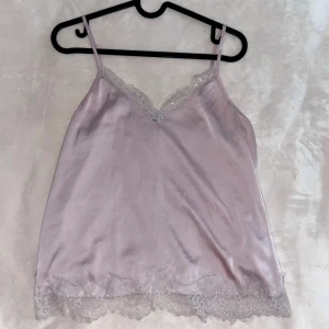 Satinlinne - Satinlinne med spetsdetaljer från HM. Linnet har justerbara axelband & är i storlek 36🩷 