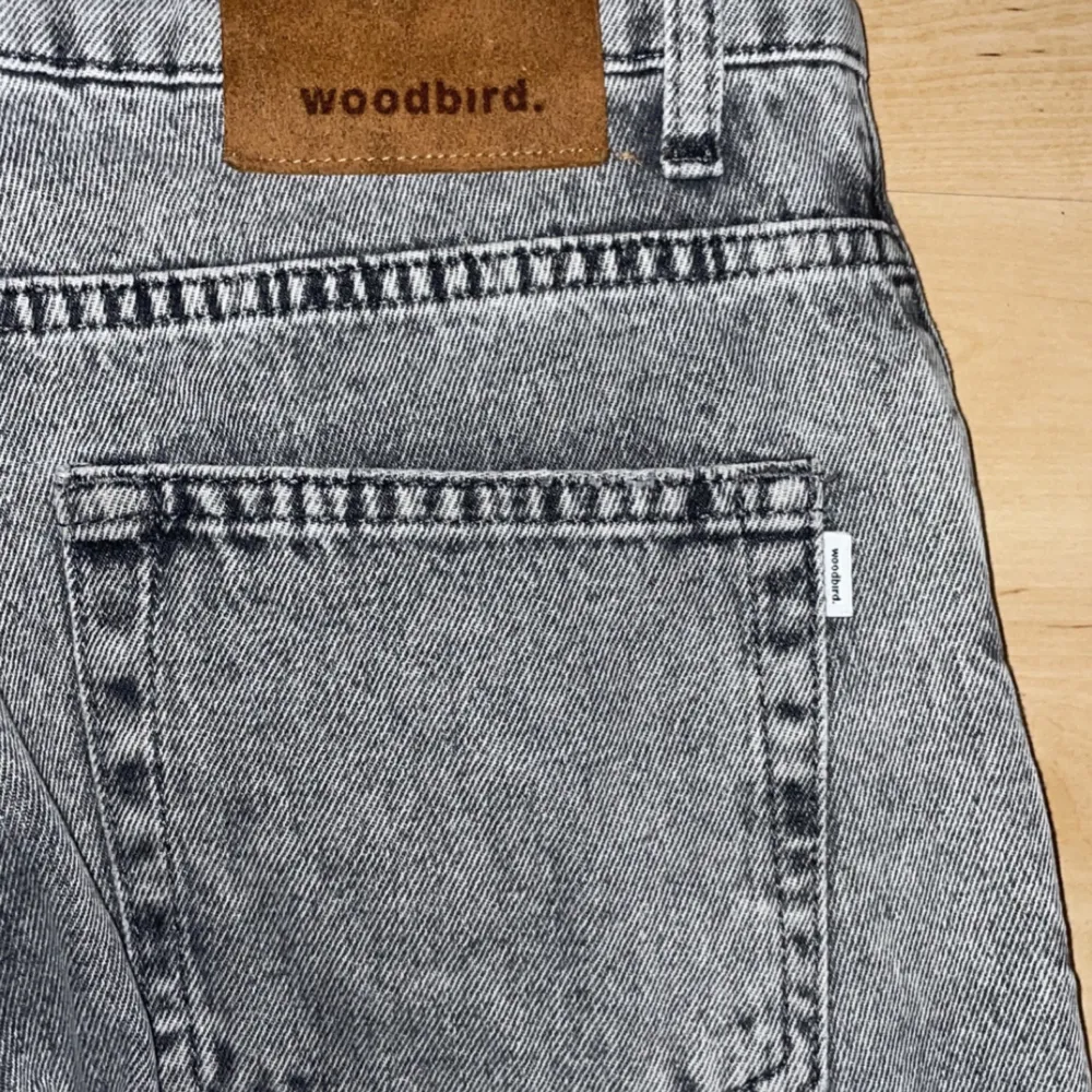 Ett par gråa woodbird jeans i loose fit i väldigt bra skick. Jeans & Byxor.