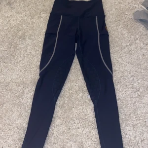 maya delorez ridbyxor - hej, jag säljer nu mina mörkblå ridtights från maya delorez. De är halvskodda och i storlek XS. Jag köpte de i slutet av november 2022 men har inte använt de alls mycket så skulle säga att de är i mycket gott skick. Nypris 799kr🫶🏻