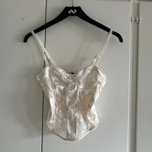 corsettopp  - En fin beige corsett topp i storlek xs som inte säljs längre😊 