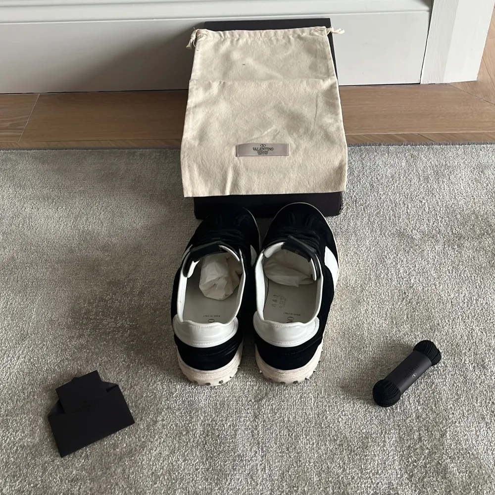 Valentino Flycrews i grymt skick 9/10 bara använda fåtal gånger, alla nitar sitter kvar Det finns även brev från valentino, skosnören, skopåse och skobox och inlägg i skorna med. Fraktar samma dag Storlek 40 men passar större . Kengät.