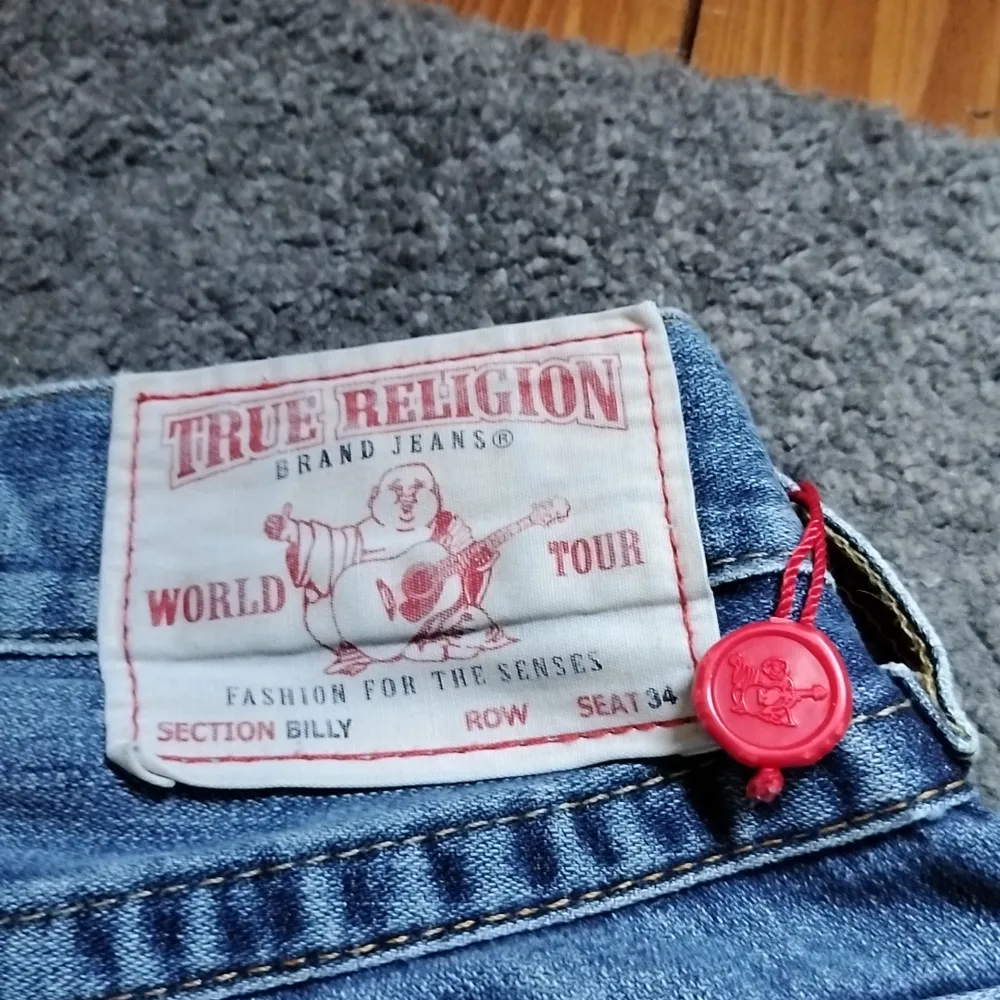True religion byxor i bra skick, storlek 28. Jag säljer dom för att de är för stora för mig Skriv till mig om ni vill veta mer. Jeans & Byxor.