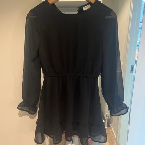 Kaphal klänning  - Säljer denna jätte fina klänning i storlek 146🤩Använd 1 gång och är i super bra sick💓Kontakta gärna för fler frågor och bilder 