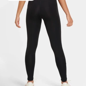 Nike PRO träningsbyxor i barnstorlek - Ett par svarta Nike PRO träningsbyxor i mycket bra skick. De är i storlek L i barnstorlek och jag säljer de för att de är för korta för mig. Skicka om ni vill du vill ha egna bilder.