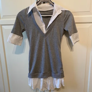 Skjorta och grå tröja klänning  - Snygg klänning från underground märket rose fan fan som la ner för något år sedan 💕 Ett Y2k märke från japansk street style 