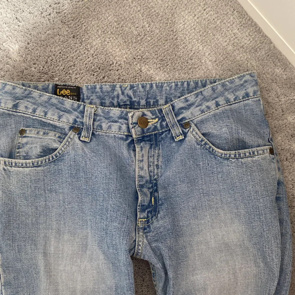 Jag säljer mina blåa Lågmidjade jeans för att de inte kommer till användning , jag har använt de nån gång , de är i mycket bra skick o inga defekter. Skriv om ni har några frågor!! ❤️❤️. Jeans & Byxor.