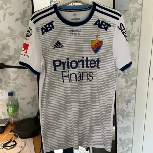 DIF tredjetröja (S)  - Säljer en DIF player edition tröja från 2018 med Mrabti på ryggen. Nypris 1700kr. Tröjan är oanvänd och har bara hängt uppe på väggen. 