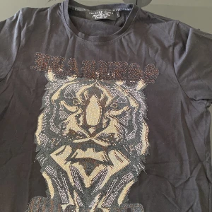 Philipp plein tshirt - Knappt använd glittrig Philipp plein tshirt storlek L men psssar M