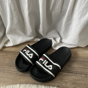 Fila tofflor - Perfekta strand skor 
