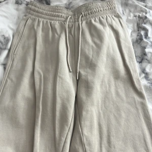 Beige/brun mjukisbyxor - Ett par beige/bruna mjukisbyxor ifrån H&M, storlek S.