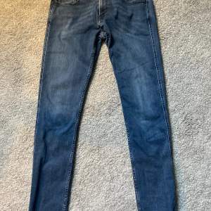 Säljer mina replay jeans då dom är för små. Dom är W30 och L32 dom har inga fläckar eller skador. Kan sänkas i pris vid snabb affär. 