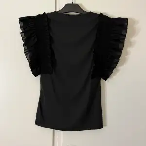 Säljer denna svarta blus! Väldigt bra skick då jag aldrig använt den(: !Köpare står för frakt!