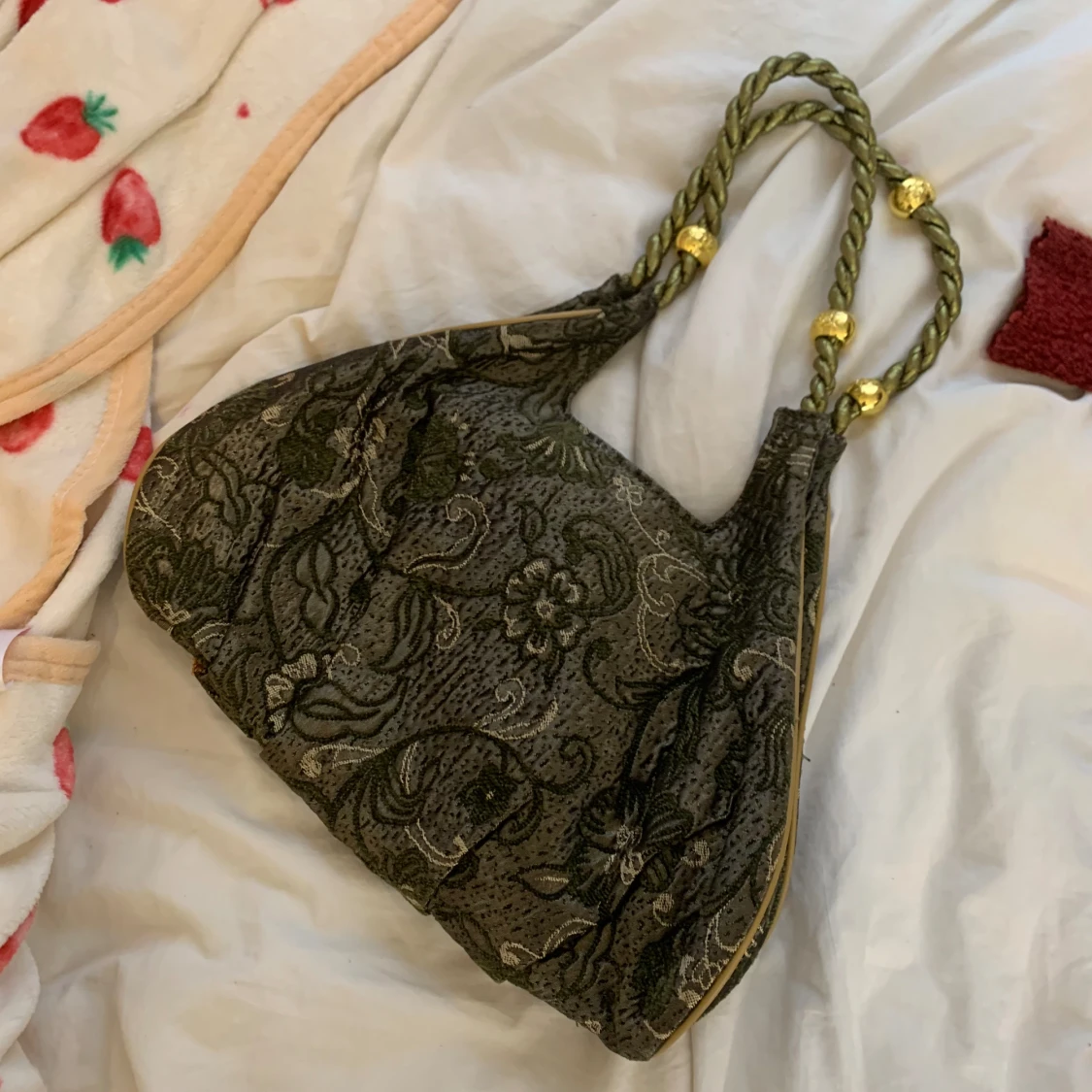 Väska med pärldetaljer - 90