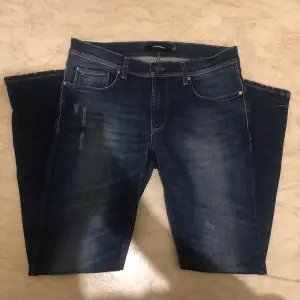 Otroligt snygga oanvända j.Lindeberg jeans med slitningar i storlek 33/32 som säljs för endast 349kr! Tveka inte på att skriva till oss vid minsta lilla fundering! :)