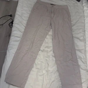 Beiga linnebyxor  - Beiga linnebyxor från lager 157 i S De passar mig och för referens så är jag 164cm och väger 60kg dom går ner till fötterna på mig! Knappt använda och INTE genomskinliga!! Kan behöva strykas!