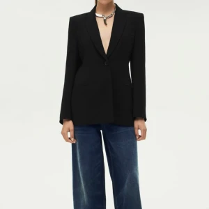 Oversized blazer.  - Oversized blazer med axelvaddar. Ser något gråare ut på bilderna med det är enbart ljuset :). Endast använd ett fåtal gånger. Går in i midjan med en snygg siluett. Nyspris 999kr. Pris går att diskutera. 