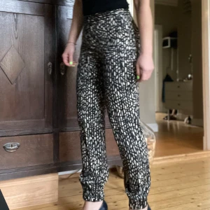 Coola byxor från Part Two i stl 32 - Coola byxor från Part Two i stl 32 Nypris 800kr Säljes för 300kr Perfekt skick  Modellen på bilden är 163cm lång och väger 53 kg