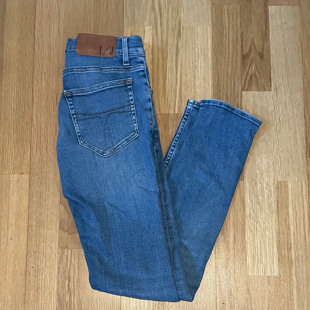 Tiger of Sweden jeans i riktigt snygg färg  och i väldigt bra skick, inga defekter. Storleken är W28 L32 och i Slim passform. Ny priset är runt 1600 mitt pris 349, pris kan diskuteras. Fler jeans finns i profilen!. Jeans & Byxor.