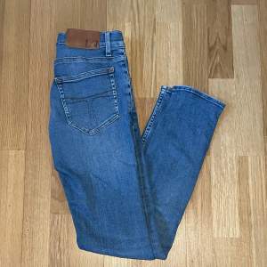 Tiger of Sweden jeans i riktigt snygg färg  och i väldigt bra skick, inga defekter. Storleken är W28 L32 och i Slim passform. Ny priset är runt 1600 mitt pris 349, pris kan diskuteras. Fler jeans finns i profilen!