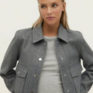 Grå kappa - Säljer denna jätte fina kappan  från Zalando som är perfekt för våren då den inte kommer till användning längre Pris kan diskuteras och skriv jätte gärna om ni har frågor🌸