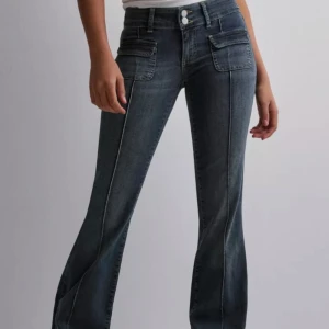 Nelly low waist jeans - Säljer nu mina favvojeans då dem tyvär blivit för små. Dem är i fint skick. Jag diskuterar gärna pris och svarar på frågor om dem❤️
