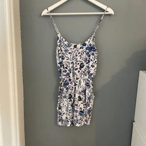 Byxdress - Jätte gullig blå/vit blommig byxdress, strl 32, ganska kort, justerbara band, anvpnd 1-2 gånger, har fickor✨