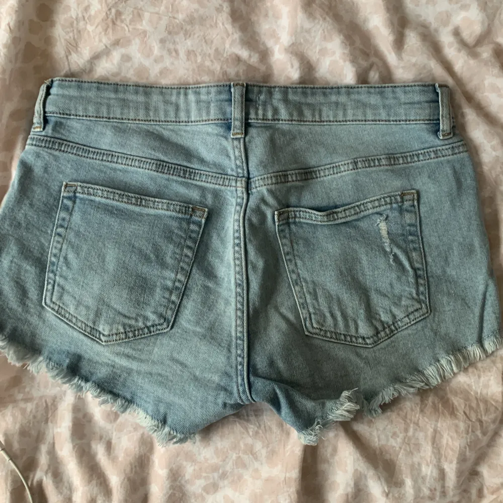 Snygga jeansshorts i färg ljusblå från h&m storlek 36.. Shorts.