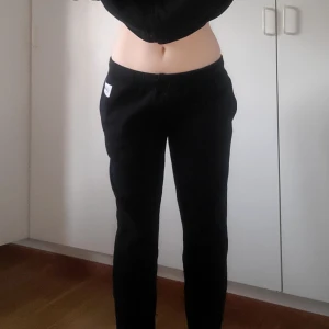 Svart mjukis - Bra skick på Andy mjukis byxor. Passar mig som är 170 cm ungefär. Low rise byxor i svart. Storlek S.