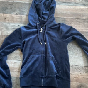 Juicy tröja mörkblå  - Säljer en mörkblå juicy tröja stolek S men sitter tajt så skulle säga XS inte mycket använd så skulle säga att den är som ny. 700kr