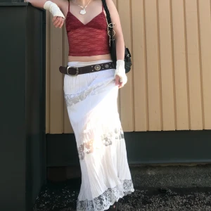 Vit maxikjol - Vit maxikjol med spets, perfekt nu inför vår o sommar☺️jag är 157cm för referens. Stretchig i midjan så går att ha både hög- och lågmidjat