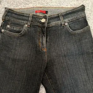 Lågmidjade jeans med bootcut♥︎  Köpta på plick men i väldigt bra skick! (är brunare i verkligheten! skriv för bild) Midjemått: 38cm Innerbenslängd: 76cm Använd gärna köp nu ♥︎