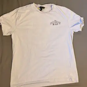 The notorius big tshirt i fint skick, cool och unik tröja sparsamt använd. Den är väldigt ljus lila kan se ut som den är vit på bilden!!! Skriv vid funderingar, ställ gärna frågor och skriv om ni vill ha fler bilder🤩