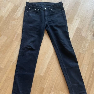 Arket Jeans Svart - Ett par svarta arket jeans i bra skick. Storlek 31/32. Säljer då jag rensar lite
