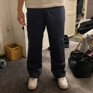 Dickies Double Knee  - Ett par riktigt fina och trendiga kostym byxor i loose fit. 