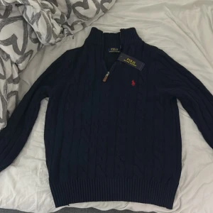 Stickad polo tröja - Helt ny stickad polo tröja , aldrig kommit till användning 