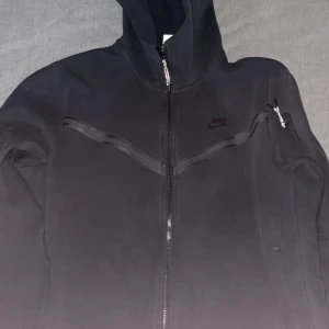 Nike tech  - Säljer nu min Nike Tech då den inte kommer till användning lägre, den är i perfekt skick och har inga problem ,skicka pm för mer bilder ( Vid snabb affär kan jag gå ner i pris)
