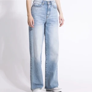vida Jeans - Oanvända med lapp kvar! Fin blå färg, långa i benen. Jag är 160 cm. Modellen Boulevard. Nypris: 300 kr, mitt pris: 50 kr.