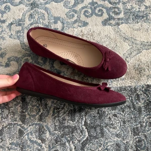 Ballerina skor  - Jätte söta ballerina skor som tyvärr inte passar mig. Helt oanvända! 