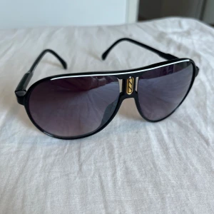 ”Grisch” glasögon - Stilrena glasögon från okänt märke, extremt bra skick och glasögonen passar i alla möjliga outfits, nypris är oklart